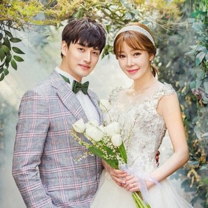 Idol KPop Ini Dulu Terkenal, Kini Jadi Kurir Setelah Menikah & Punya Anak Idol KPop Ini Dulu Terkenal, Kini Jadi Kurir Setelah Menikah & Punya Anak