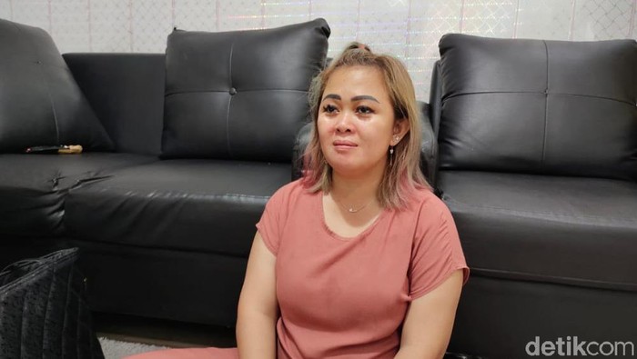 Emak-emak di Samarinda, Kaltim, Wety Wediawati dipolisikan Forum RT karena protes jalanan rusak di depan rumahnya. (Budi/detikcom)