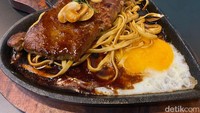 Jadi menu andalan yang paling banyak dipesan di Formost. Wagyu Noodle Hotplate, disajikan di atas mie telor khas Formost yang teksturnya lebar pipih. Dengan berat daging wagyu sekitar Rp 160 gram, tampilan menu yang satu ini menggoda selera. Foto: detikFood