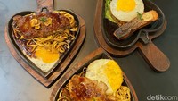 “Dari dulu saya penggemar kuliner, waktu itu saya tengah berkunjung ke Taiwan. Di sana kan terkenal dengan pasar malamnya yang menjual aneka makanan. Salah satunya ada mie hotplate ini, di sana itu mie hotplate disajikan dengan daging dan telur,” ungkap Pak Effendy yang juga memiliki bisnis kuliner lainnya di Bogor. Foto: detikFood