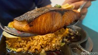 “Agar rasanya tidak amis saat dimakan, kami sisipkan irisan buah nanas yang dipanggang sebentar. Jadi rasanya segar gurih ketika makan nasi goreng salmon ini. Pas dimasak juga kita tambahkan perasan jeruk lemon di atas salmonnya,” sambung Pak Effendy. Foto: detikFood