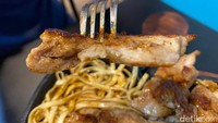 Banyak juga menu pilihan lainnya di Formost yang lebih terjangkau. Seperti Beef Sausage Fried Rice Taiwan Sauce (Rp 25.000), Formost Kids Meal (Rp 19.000) hingga Kembang Tahu Taiwan (Rp 15.000). Foto: detikFood