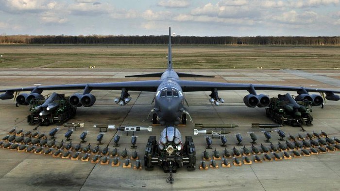 Pesawat pengebom strategis B-52H milik Amerika Serikat (AS) terdeteksi mendekati wilayah udara Rusia. Pesawat pengebom B-52H termasuk pesawat yang bisa melakukan beragam misi.
