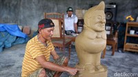 Para perajin membuat gerabah ini berdasarkan pesanan.