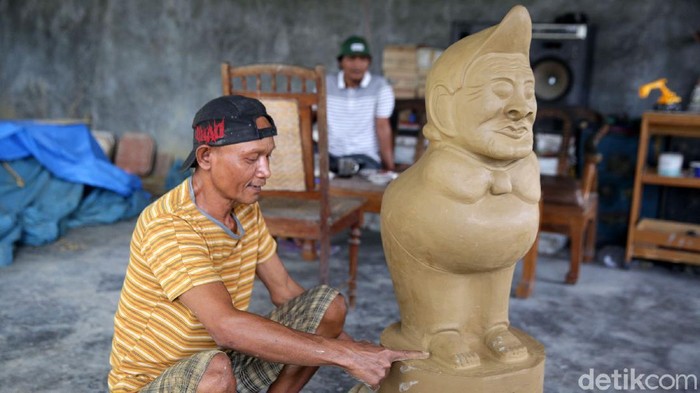 Pekerja membuat gerabah di Saung Deddy Keramik, Natar, Lampung Selatan, Lampung. Gerabah disini dibuat berdasarkan pesanan dengan harga berkisar dari Rp 50 ribu hingga jutaaan rupiah. Pimpinan Wilayah BRI Provinsi Lampung, Hari Purnomo mengatakan, sampai dengan Agustus bulan lalu, pihaknya telah menyalurkan KUR dengan nilai Rp5,3 triliun kepada para pelaku UMKM.