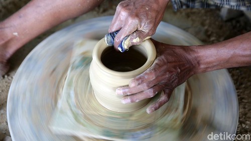 Pekerja membuat gerabah di Saung Deddy Keramik, Natar, Lampung Selatan, Lampung. Gerabah disini dibuat berdasarkan pesanan dengan harga berkisar dari Rp 50 ribu hingga jutaaan rupiah. Pimpinan Wilayah BRI Provinsi Lampung, Hari Purnomo mengatakan, sampai dengan Agustus bulan lalu, pihaknya telah menyalurkan KUR dengan nilai Rp5,3 triliun kepada para pelaku UMKM.