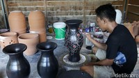 Menteri Koperasi dan UKM Teten Masduki mengatakan sebagai bentuk dukungan pemerintah terhadap UMKM, telah diputuskan untuk meningkatkan plafon KUR tanpa jaminan dari Rp 50 juta menjadi Rp 100 juta. Tidak hanya itu, perpanjangan subsidi bunga 3% juga diberikan pemerintah sampai Desember 2021.