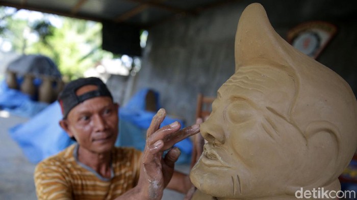 Geliat Perajin Gerabah Setelah Terima KUR dari BRI Pekerja membuat gerabah di Saung Deddy Keramik, Natar, Lampung Selatan, Lampung. Gerabah disini dibuat berdasarkan pesanan dengan harga berkisar dari Rp 50 ribu hingga jutaaan rupiah. Pimpinan Wilayah BRI Provinsi Lampung, Hari Purnomo mengatakan, sampai dengan Agustus bulan lalu, pihaknya telah menyalurkan KUR dengan nilai Rp5,3 triliun kepada para pelaku UMKM.