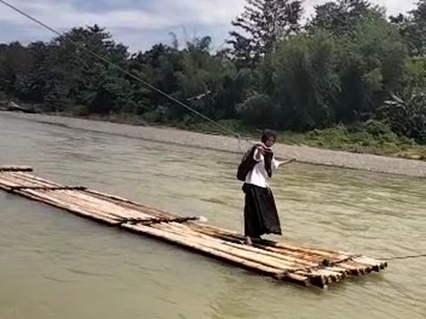Guru di Sidrap naik rakit untuk ke sekolah (tangkapan layar)