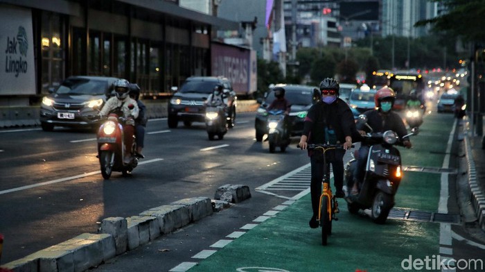 Pandemi COVID-19 DKI Jakarta makin hari makin terkendali. Salah satu indikatornya persentase kasus positif COVID-19 sudah berada di angka 0,9 persen.