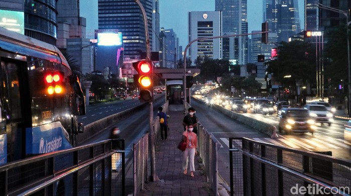 Harapan Baru Di Tengah Rendahnya Kasus Positif COVID-19 Jakarta Pandemi COVID-19 DKI Jakarta makin hari makin terkendali. Salah satu indikatornya persentase kasus positif COVID-19 sudah berada di angka 0,9 persen.