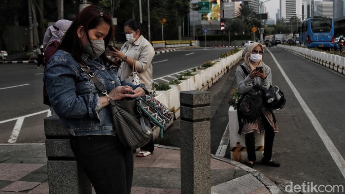 Pandemi COVID-19 DKI Jakarta makin hari makin terkendali. Salah satu indikatornya persentase kasus positif COVID-19 sudah berada di angka 0,9 persen.