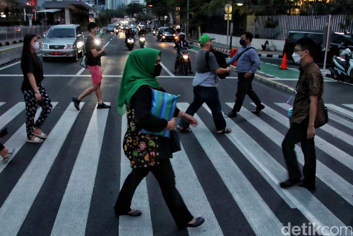 Harapan Baru Di Tengah Rendahnya Kasus Positif COVID-19 Jakarta Pandemi COVID-19 DKI Jakarta makin hari makin terkendali. Salah satu indikatornya persentase kasus positif COVID-19 sudah berada di angka 0,9 persen.