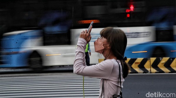 Pandemi COVID-19 DKI Jakarta makin hari makin terkendali. Salah satu indikatornya persentase kasus positif COVID-19 sudah berada di angka 0,9 persen.