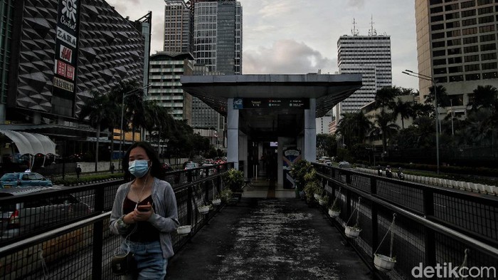 Pandemi COVID-19 DKI Jakarta makin hari makin terkendali. Salah satu indikatornya persentase kasus positif COVID-19 sudah berada di angka 0,9 persen.