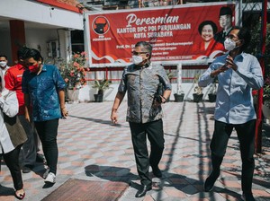 Sambangi Kantor PDIP Surabaya, Hasto Diskusi Bareng Walkot dan Ketua DPC