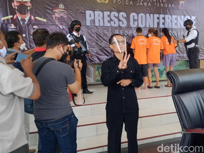 Herta menjadi juru bahasa isyarat di pres rilis Polres Klaten.