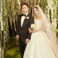 Taeyang BIGBANG dan Min Hyo Rin dikabarkan tengah menantikan kelahiran anak pertama mereka pada Senin (27/9/2021). Menurut laporan Hankook Ilbo, Min Hyo Rin tengah dalam tahap akhir kehamilannya. Saat menikah pada 2018, Taeyang berumur 33 tahun sementara sang aktris berumur 35 tahun. Foto: dok YG Entertainment