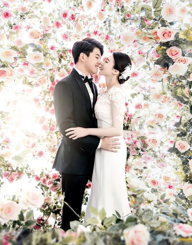 Dongho eks U-KISS menikah dengan wanita dari kalangan non selebriti pada 2015 saat berumur 21 tahun. Ia pun menyambut kelahiran putranya Asher di tahun yang sama. Pasangan itu bercerai pada 2018 dan membuat kesepakatan untuk merawat putra mereka bersama. Foto: dok NH Media