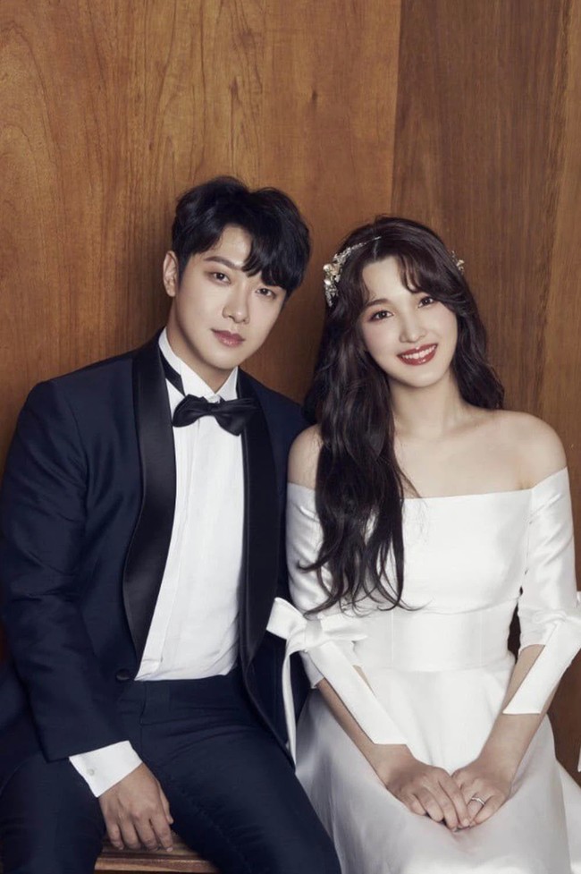 Minhwan FTISLAND dan Yulhee eks LABOUM adalah dua idol yang dikaruniai anak laki-laki bernama Jaeyool pada Mei 2018, sebelum menikah pada Oktober 2018. Putri kembar mereka Ahyoon dan Ahrin lahir pada Februari 2020. Saat menikah, Minhwan berumur 25 tahun sementara Yulhee berumur 20 tahun. Foto: dok FNC Entertainment