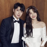 Minhwan FTISLAND dan Yulhee eks LABOUM adalah dua idol yang dikaruniai anak laki-laki bernama Jaeyool pada Mei 2018, sebelum menikah pada Oktober 2018. Putri kembar mereka Ahyoon dan Ahrin lahir pada Februari 2020. Saat menikah, Minhwan berumur 25 tahun sementara Yulhee berumur 20 tahun. Foto: dok FNC Entertainment