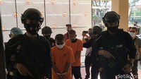 Wirdhanto mengatakan D melakukan aksi premanisme dengan mencegat sopir truk atau elf dan memintai sejumlah uang.
