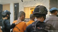 Preman yang terlihat menggunakan jaket hitam itu diduga melakukan aksi pemalakan dengan cara mencegat truk ke tengah jalan. Video tersebut ramai diperbincangkan akhir-akhir ini. Salah satu akun Instagram yang mengunggahnya adalah akun @garutupdate_.