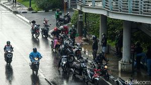 Jakarta Hujan, Pemotor Melipir Sampai Makan Jalan