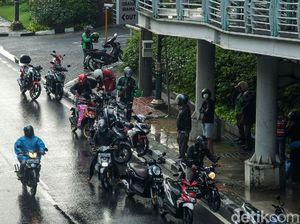 Jakarta Hujan, Pemotor Melipir Sampai Makan Jalan
