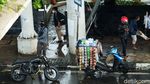 Jakarta Hujan, Pemotor Melipir Sampai Makan Jalan