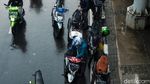 Jakarta Hujan, Pemotor Melipir Sampai Makan Jalan