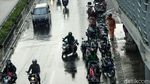 Jakarta Hujan, Pemotor Melipir Sampai Makan Jalan