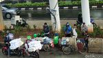 Jakarta Hujan, Pemotor Melipir Sampai Makan Jalan