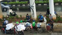 Sebagian pemotor memilih berteduh karena tidak membawa jas hujan.
