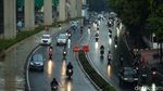 Jakarta Hujan, Pemotor Melipir Sampai Makan Jalan