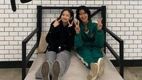 Baru-baru ini, Jung Ho Yeon mengunggah foto bersama Jennie di lokasi syuting Squid Game. Foto: (dok. ist)
