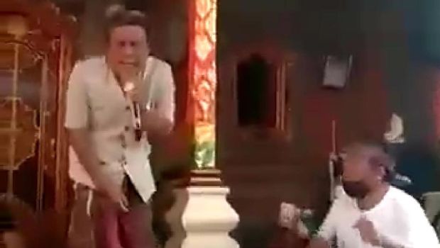 Kades Singakerta, Kecamatan Ubud, Kabupaten Gianyar, Bali asyik karaoke di pesta pernikahan. (Tangkapan layar video viral)