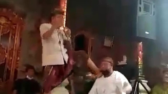 Kades Singakerta, Kecamatan Ubud, Kabupaten Gianyar, Bali asyik karaoke di pesta pernikahan. (Tangkapan layar video viral)
