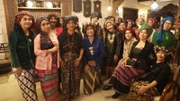 Puluhan perempuan dari lintas komunitas tampil dengan aneka busana daerah pada acara ‘Ngopi Tengkuluk, Mengenal Penutup Kepala Perempuan Indonesia’ di Cinangka, Depok, Jawa Barat, Minggu, (26/9/2021).  loepy Effendy 