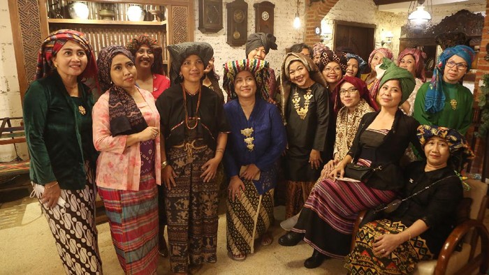 Kala Wanita Indonesia Tampil Cantik dengan Tengkuluk Puluhan perempuan dari lintas komunitas tampil dengan aneka busana daerah pada acara βNgopi Tengkuluk, Mengenal Penutup Kepala Perempuan Indonesiaβ di Cinangka, Depok, Jawa Barat, Minggu, (26/9/2021).
