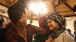 Kala Perempuan Indonesia Tampil Cantik dengan Tengkuluk