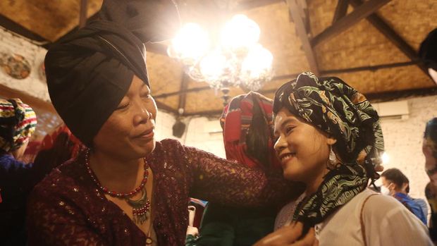 Puluhan perempuan dari lintas komunitas tampil dengan aneka busana daerah pada acara 'Ngopi Tengkuluk, Mengenal Penutup Kepala Perempuan Indonesia' di Cinangka, Depok, Jawa Barat, Minggu, (26/9/2021).