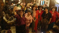 Kegiatan yang digagas Nury Sybli, merupakan salah satu upaya melestarikan budaya Nusantara yang bertujuan mengajak para perempuan untuk mengenal keragaman tutup kepala yang diwariskan leluhur, sekaligus merayakan Hari Batik Nasional, yang diperingati tiap tanggal 2 Oktober.   loepy Effendy 