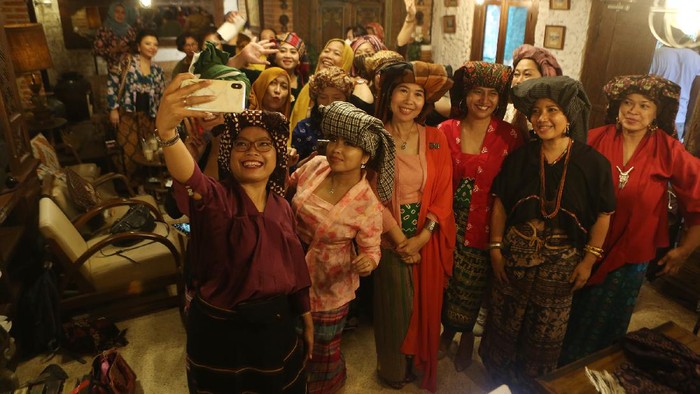 Kala Wanita Indonesia Tampil Cantik dengan Tengkuluk Puluhan perempuan dari lintas komunitas tampil dengan aneka busana daerah pada acara βNgopi Tengkuluk, Mengenal Penutup Kepala Perempuan Indonesiaβ di Cinangka, Depok, Jawa Barat, Minggu, (26/9/2021).