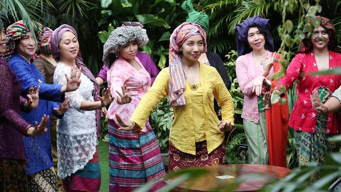 Puluhan perempuan dari lintas komunitas tampil dengan aneka busana daerah pada acara ‘Ngopi Tengkuluk, Mengenal Penutup Kepala Perempuan Indonesia’ di Cinangka, Depok, Jawa Barat, Minggu, (26/9/2021).