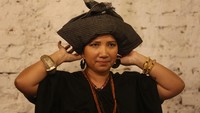 Orang-orang yang hadir di acara Ngopi Tengkuluk yang diadakan oleh puluhan perempuan lintas komunitas ini tampil dengan busana daerah seperti kebaya, baju bodo, songket, tenun, batik berikut penutup kepalanya.  Ist/loepy Effendy
