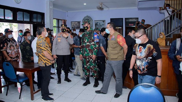 Kapolda NTB Irjen Mohammad Iqbal bersama Danrem 162 Wira Bhakti, Brigjen TNI, Ahmad Rizal Ramdhani di Lombok Tengah, NTB.