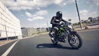 Kawasaki Z125 dibekali suspensi yang sama seperti Ninja 125. Motor naked ini juga punya instrument cluster digital dan rem ABS. Joknya pun dinilai mengedepankan posisi berkendara yang ergonomis. Foto: Dok. Kawasaki