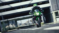 Kawasaki Ninja 125 dibekali desain yang terinspirasi dari motor balap Kawasaki Racing Team yang dikendarai Jonathan Rea dan Alex Lowes. Motor sport terkecil Kawasaki ini memiliki mesin 125 cc bertenaga 15 PS. Foto: Dok. Kawasaki