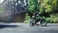 Kawasaki Ninja 125 didesain dengan ergonomi ala motor Supersport. Jok lebih tinggi 20 mm. Tampilan kokpit kini hadir dengan instrumen serba digital. Ninja 125 juga telah memiliki suspensi belakang Uni-Trak, garpu depan teleskopik 37 mm, serta rem ABS. Foto: Dok. Kawasaki